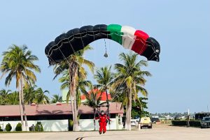 Paracaidistas realizan prácticas en Acapulco rumbo al Desfile del 16 de Septiembre