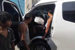 Cinco personas lesionadas tras choque de urvan en el bulevar de Las Naciones