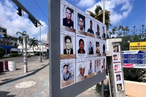 Colectivo instala mampara con fichas de búsqueda en acceso al Marinabús de Acapulco