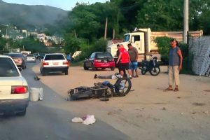 Motociclista resulta lesionado tras percance en la carretera México-Pinotepa