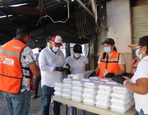 Mantiene DIF Acapulco apoyo alimentario a brigadistas del Mercado Central