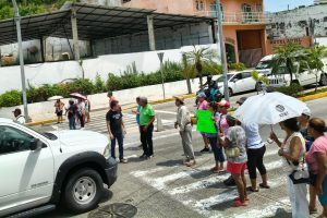 Vecinos bloquean la Costera en Acapulco por falta de agua desde hace más de dos meses