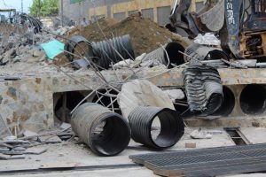 Retiran losa y parte de la obra en la calle Juan de la Cosa para liberar paso de agua ante lluvias
