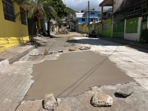 Mejora Gobierno de Acapulco vialidad de Santa Cruz con concreto hidráulico