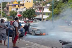 Incendio consume motor de un taxi colectivo en La Cima de Acapulco
