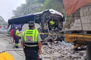Choque entre autobús y tractocamión deja un muerto en la Autopista del Sol