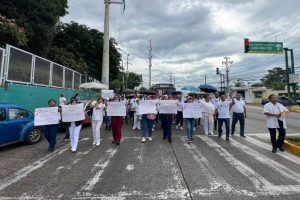 Trabajadores del IMSS marchan en Acapulco; exigen aumento salarial directo