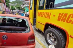 Camión urbano se queda sin frenos y choca contra tres vehículos en la colonia Bellavista de Acapulco