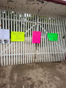 Denuncian padres y maestros anomalías y vandalismo en secundaria de El Súchil