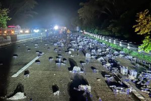 Tráiler provoca accidente en la Autopista del Sol; tres personas resultan lesionadas