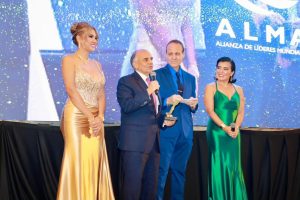 Recibe Manuel Añorve premio internacional por su trayectoria, mérito legislativo y servicio público