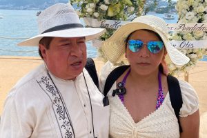 Sobrevivientes del huracán Otis regresan a Acapulco y mantienen su amor por el puerto
