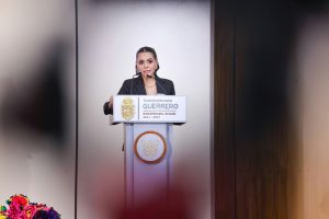 Entrega Evelyn Salgado escrituras y títulos de propiedad a familias de Chilpancingo; garantiza certeza jurídica a su patrimonio
